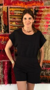 Florencia Antonietta usando un collar de su tienda - made in argentina - Lado|B|erlin