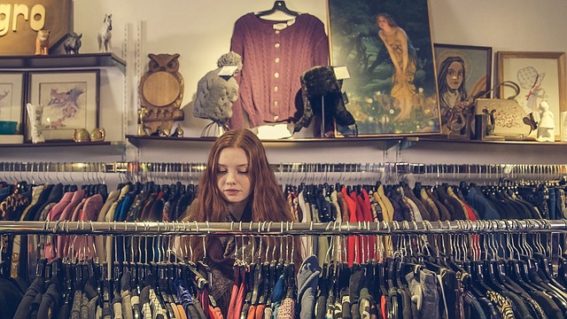 Una chica pelirroja pasea por los escaparates de una tienda vintage - Lado|B|erlin